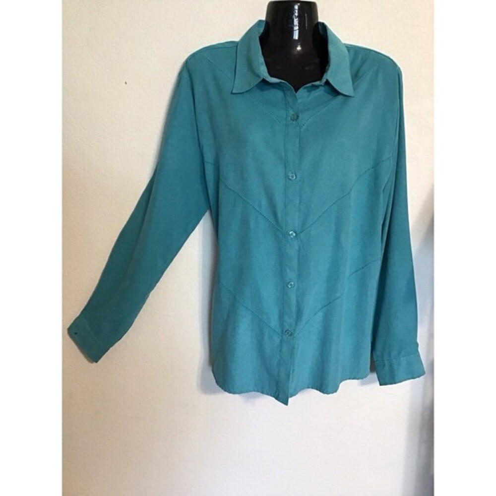 White Stag Women’s Long Sleeves Button Down Blouse. Size L